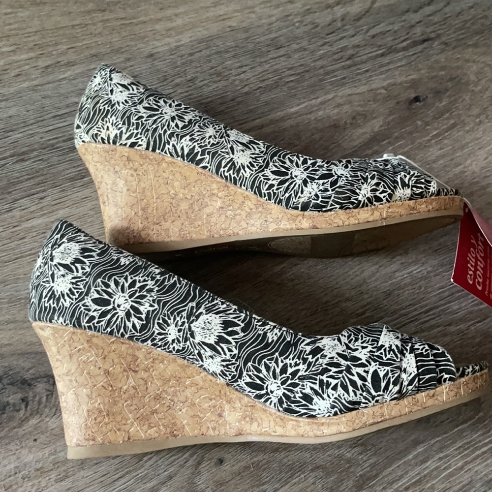 dexflex comfort Floral Black and Cream Wedge Sandals - Picture 13 of 16